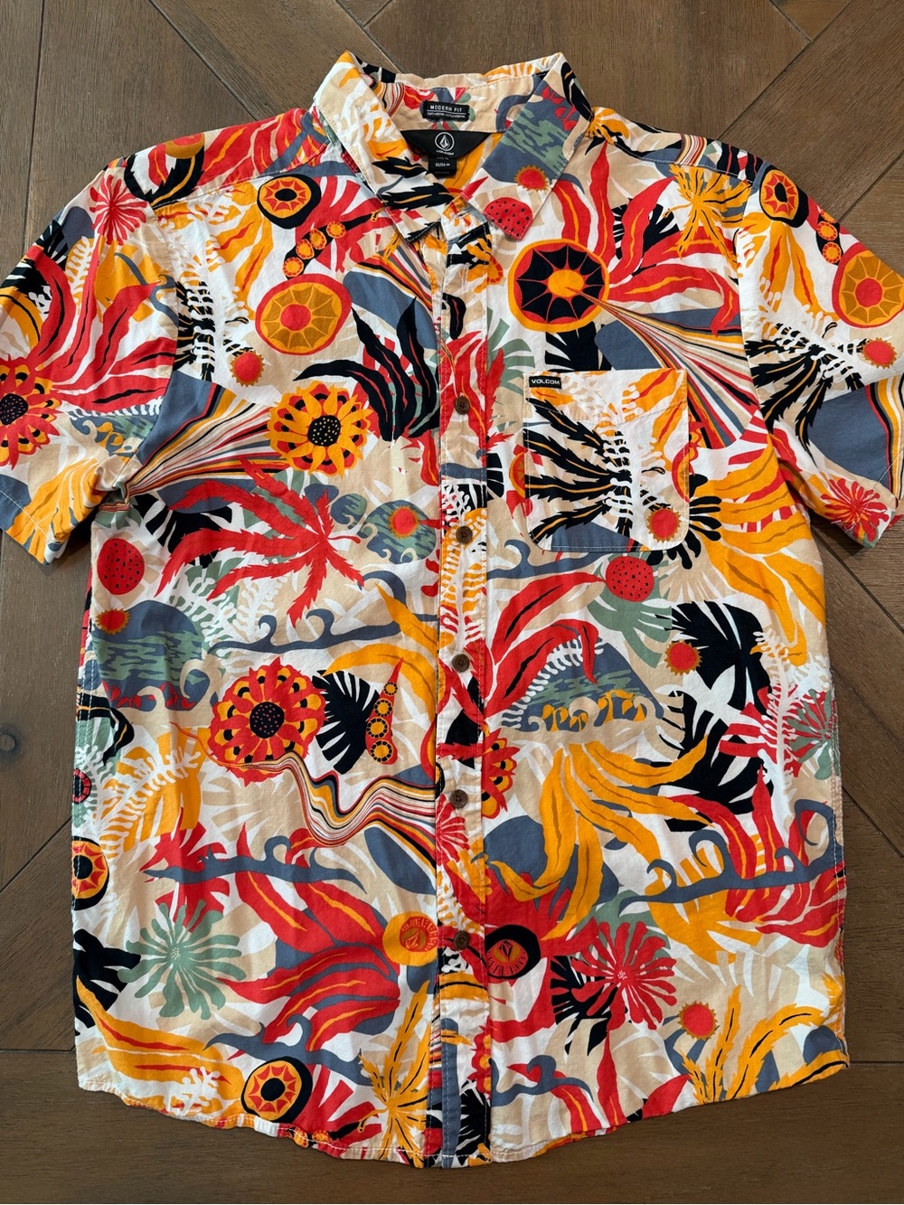 Volcom Hawaiian Shirt Men Medium Floral Tropical Leaf Print Modern Fit Button Up